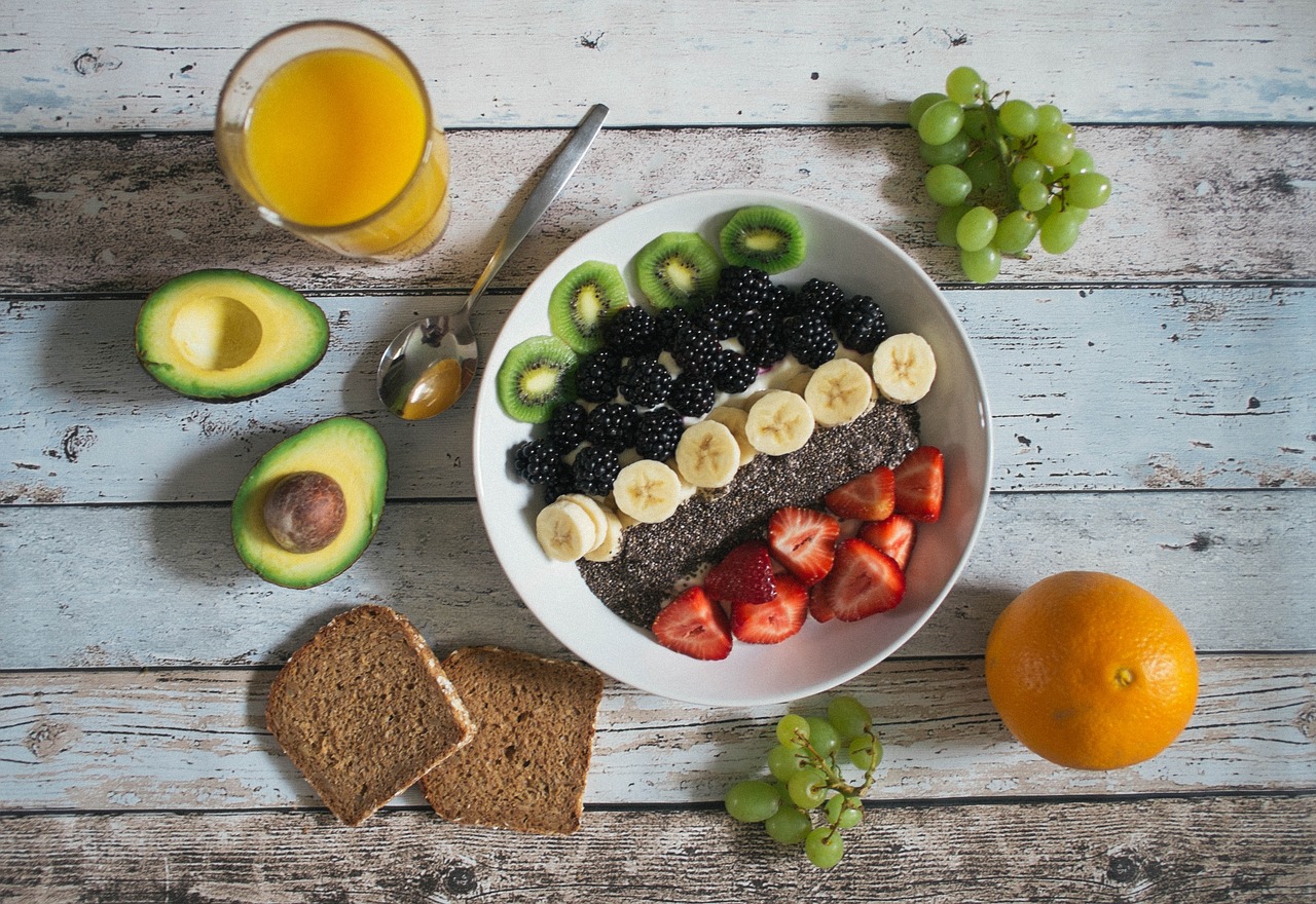 Colorful healthy meal with salad, smoothie, and fruits on a plate – HealthyPlateRecipes.in